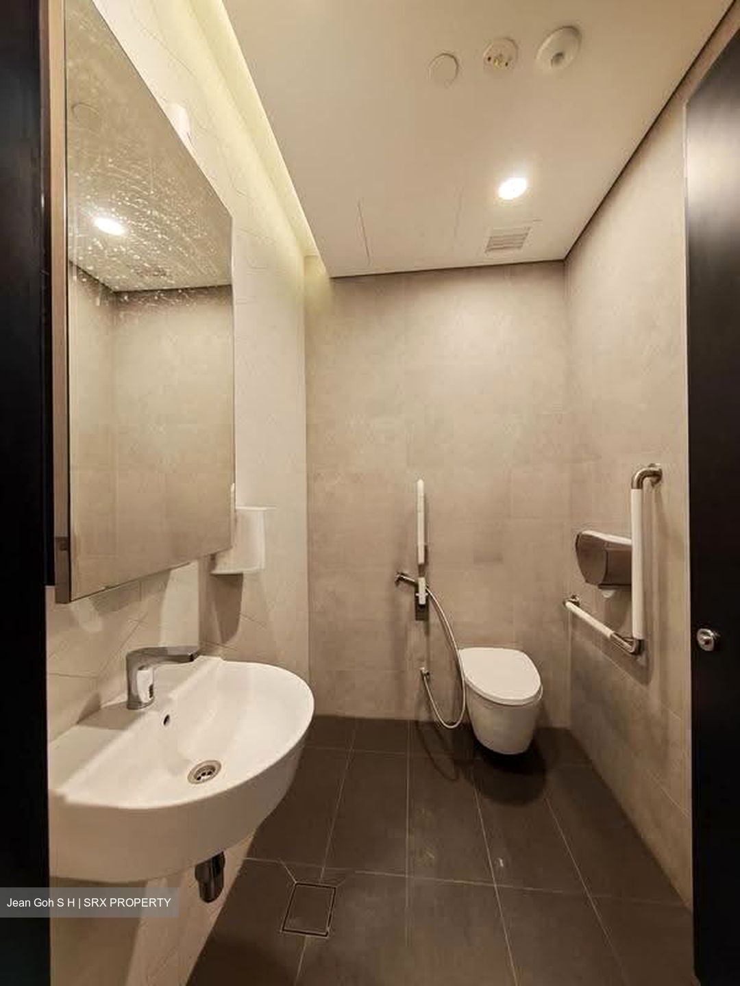Hongkong Street (D1), Office #618137031